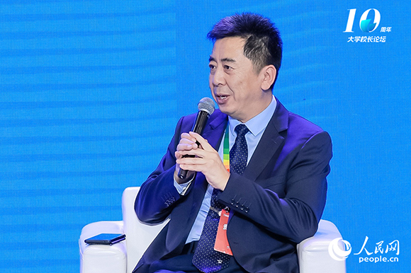 西安交通大學(xué)黨委常委、副校長洪軍出席圓桌論壇并發(fā)言。